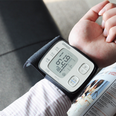 Máy đo huyết áp cổ tay tự động