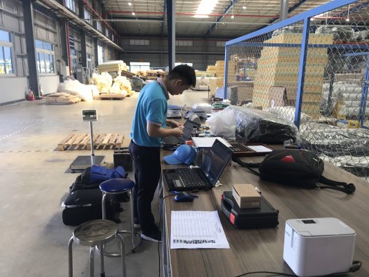 Chuyên viên tại ISOCAL đang tiến hành kiểm định thiết bị