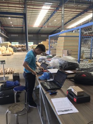 Kỹ thuật vien của ISOCAL đang thực hiện hiệu chuẩn